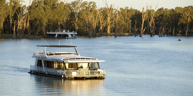 houseboat cruising along the Murray river